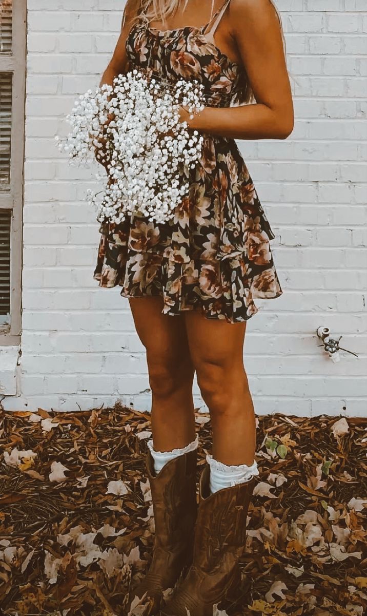 Boho Country Dress, Southern Outfits Fall, Wedding Guest Country Outfit, Cowgirl Spring Outfits, Cute Western Dress Outfits, Southern Girly Outfits, Cottagecore Western Outfits, Country Graduation Outfits, Graduation Outfit Ideas Western