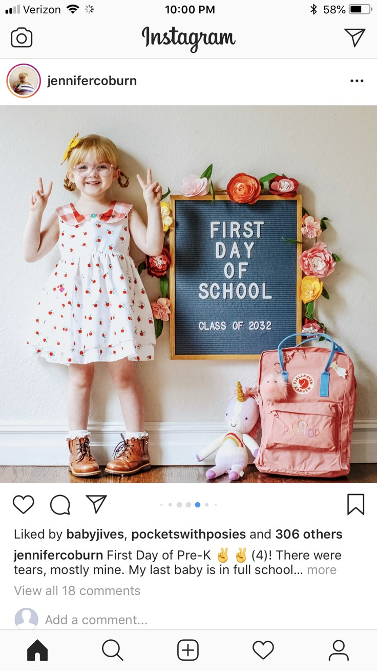 Preschool Photo Ideas, First Day Of Kindergarden, 1st Day Of School Pictures, Kindergarten Syllabus, Preschool Photography, Preschool First Day, Kindergarten Photos, Kindergarten Pictures, First Day Of School Pictures