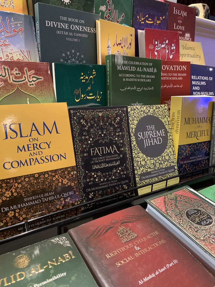 many different books are on display in a book store with arabic and english text written on them