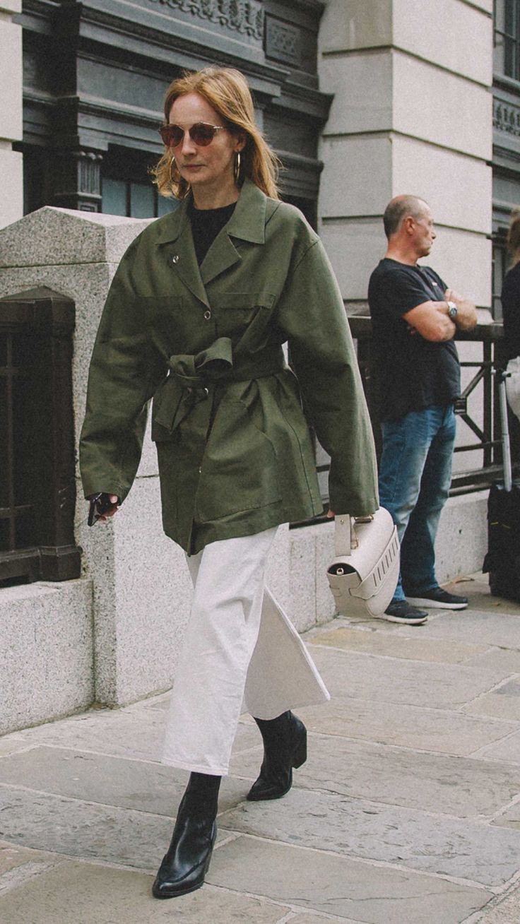 Green Military Coat London Fashion Week Street Style Photos Spring Summer 2018 Outfit Inspiration Military Outfits Women, Parka Street Style, Khaki Jacket Outfit, Military Style Outfits, Military Jacket Outfits, Green Jacket Outfit, Sarah Christine, Khakis Outfit, Week Outfits