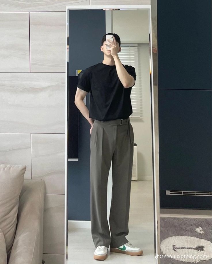 Men’s outfit fashion style Inspo (korean) Casual Outfits Mens Korean, Outfit Casual Pria, Navy Trousers Outfit, Casual Outfits Mens, Men Casual Outfit, Korean Outfits Men, Trousers Outfit Men, Baggy Pants Men, Korean Pants