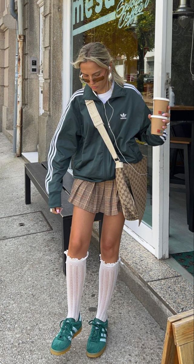 Looks Adidas, Japan Outfits, Look Adidas, Sock Outfits, Rock Outfit, Looks Street Style, Adidas Outfit, Mode Inspo, Looks Chic