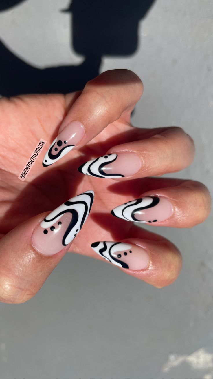 White French Tip Nail Art, Black And White Abstract Nails, French Tip Nail Art Designs, Tip Nail Art Designs, Natural Nails Ideas, White Abstract Nails, Nails Art Winter, Nail Art Abstract, Abstract Nails