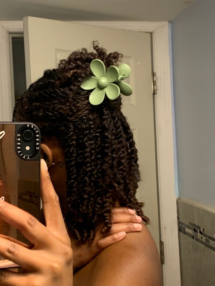 Mini Twists Natural Hair, Flower Claw Clip, Claw Clip Hairstyle, Cabello Afro Natural, Clip Hairstyle, Hairstyle Ideas Easy, Natural Hair Twists, Mini Twists, Braided Hairstyle