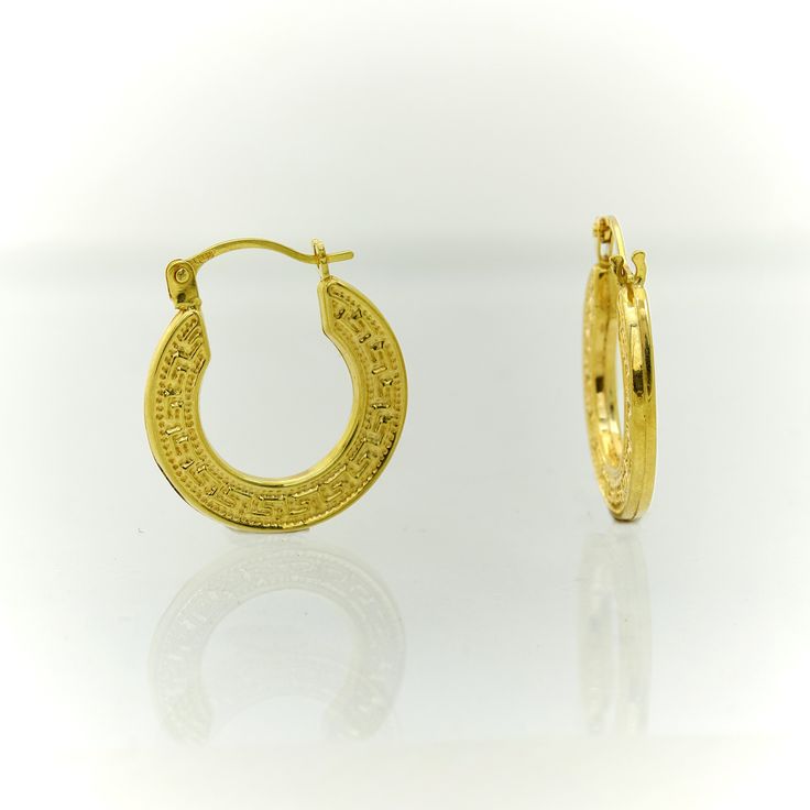 Aretes Argollas de Oro Amarillo 10k Descripciòn: Estos hermosos aretes argollas de oro amarillo 10k son el complemento perfecto para realzar tu estilo con elegancia. Cada arete presenta un diseño único en los laterales, con dibujos en forma de infinity, simbolizando la belleza y conexión eternas. El oro amarillo de 10k utilizado en su fabricación les brinda durabilidad excepcional y un brillo radiante. Además, su diseño ligero los hace cómodos de llevar durante todo el día. Estos aretes son adec Gold Filigree Small Hoop Jewelry, Gold Filigree Hoop Jewelry, Small Hoop Gold Filigree Earrings, Gold Hallmarked Hoop Earrings, Gold Plated Round Clip-on Jewelry, Round Gold Plated Clip-on Jewelry, Yellow Gold Hoop Clip-on Earrings As Gift, Yellow Gold Hoop Clip-on Earrings For Gift, Traditional Yellow Gold Clip-on Jewelry