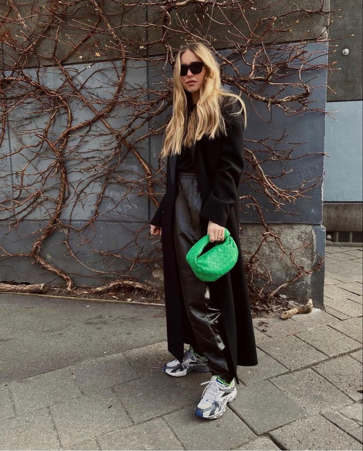 Streetstyle inspo | Small, braided, green Bottega Veneta bag, daddy sneakers, all black outfit #streetstyle #daddysneaker #greenbottegabag #bottegabag #allblacklook Mini Jodie Outfit, Bottega Bag Outfit, Bottega Veneta Bag Outfit, Bottega Mini Jodie, Bottega Veneta Outfit, Green Bag Outfit, Bottega Green, Bv Jodie, Bottega Bag