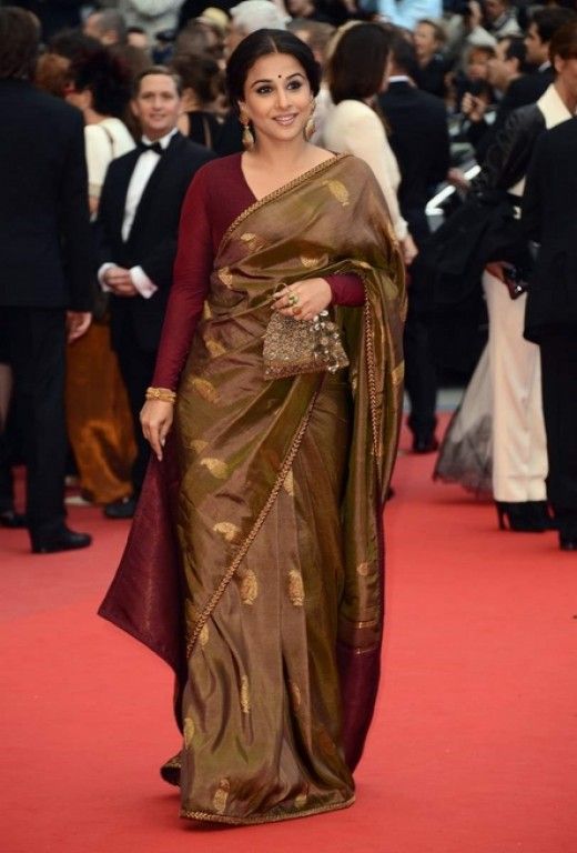 Vidya Balan wearing a sober Sabyasachi saree with maroon full sleeve blouse. Full Sleeves Blouse Saree Look, Brown Saree Combination Blouse, Maroon Saree Blouse Combination, Sabyasachi Sarees Classy, Bombay Talkies, Bride Essentials, Full Sleeves Blouse Designs, Sabyasachi Saree, Sabyasachi Mukherjee