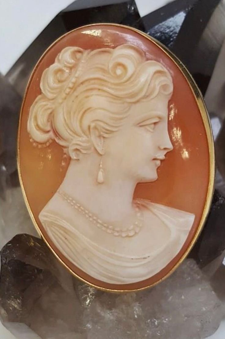 14k Vintage Cameo Brooch Great Condition Excellent Carving Detail 5.5 grams Luxury Oval Cabochon Brooches, Carved Oval Brooch For Formal Occasions, Carved Yellow Gold Brooches For Wedding, Carved Oval Brooch For Formal Wear, Carved Oval Brooches For Formal Wear, Luxury Round Brooches For Collectors, Luxury Round Collectible Brooches, Luxury Yellow Gold Cameo Brooch, Elegant Carved Gold Brooches