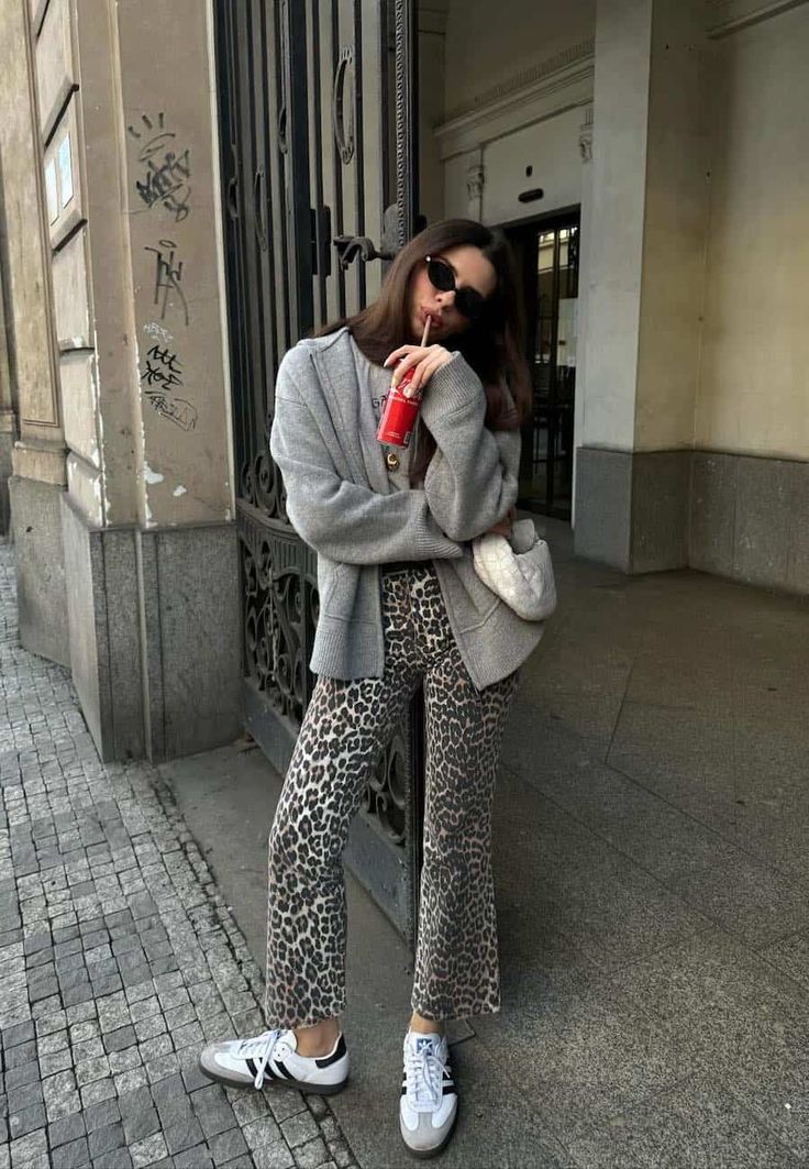 Leopard Jeans Outfit, Cheetah Print Outfits, Adidas Samba Outfit, Look Zara, Leopard Print Outfits, Samba Outfit, Stile Hijab, Mode Zara, Fall Transition Outfits