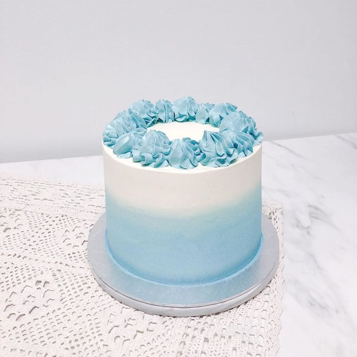 a blue and white ombrella cake sitting on top of a table