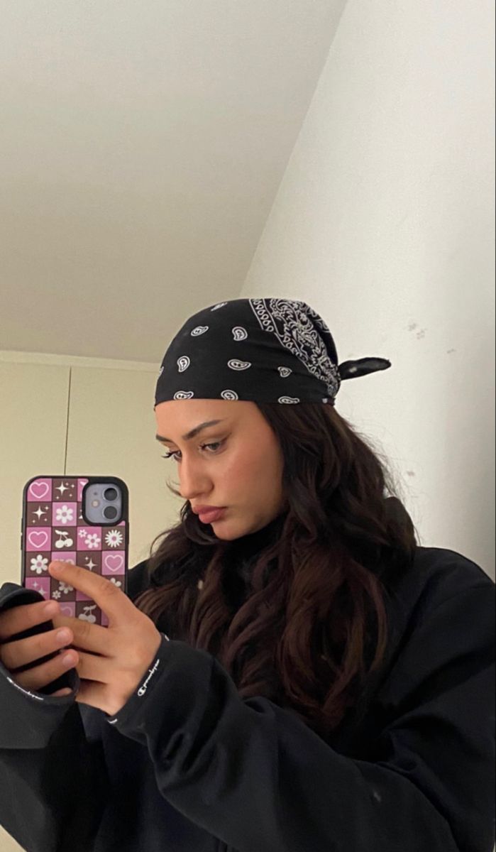 #bandanastyle #longhair #phonecase #aesthetic #fashion #foryoupage #photo Bandana Covering Hair, Bandana Winter Outfit, Black Bandana Hairstyle, Hair Bandana Aesthetic, Hankerchief Outfit Women, Bandana On Hair, Black Bandana Outfit, Blue Bandana Outfit, Bandanna Hairstyle