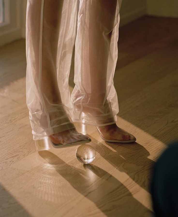 Beige Outfit, In Your Face, Jennifer Connelly, Mountain Dew, Up Girl, Mode Inspiration, Gq, Photography Inspiration, Bucket Bag