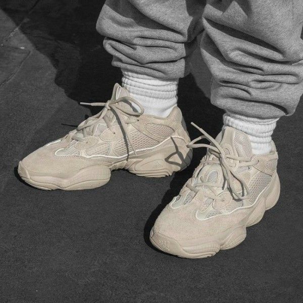 Yeezy 500 Black, Yeezy 500 Blush, Helmut Lang Jeans, Denim Jacket Vintage, Techwear Fashion, Beige Sneakers, Yeezy Season, Yeezy 500, Mens Outfit Inspiration