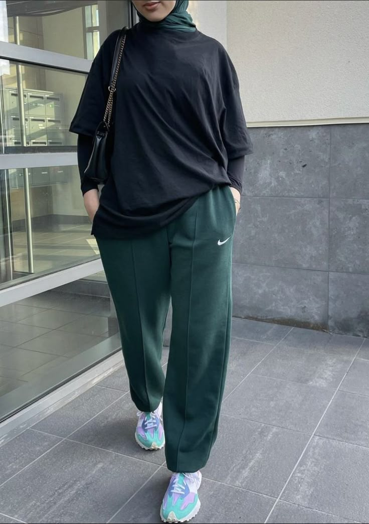 Athletic Modest Outfits, Modest Gym Outfits Aesthetic, Style Olahraga Hijab, Hijabi Gym Outfits, Hijabi Workout Outfits, Modest Gym Clothes, Hijabi Sports Outfit, Hijab Workout Outfit, Hijab Gym Outfit