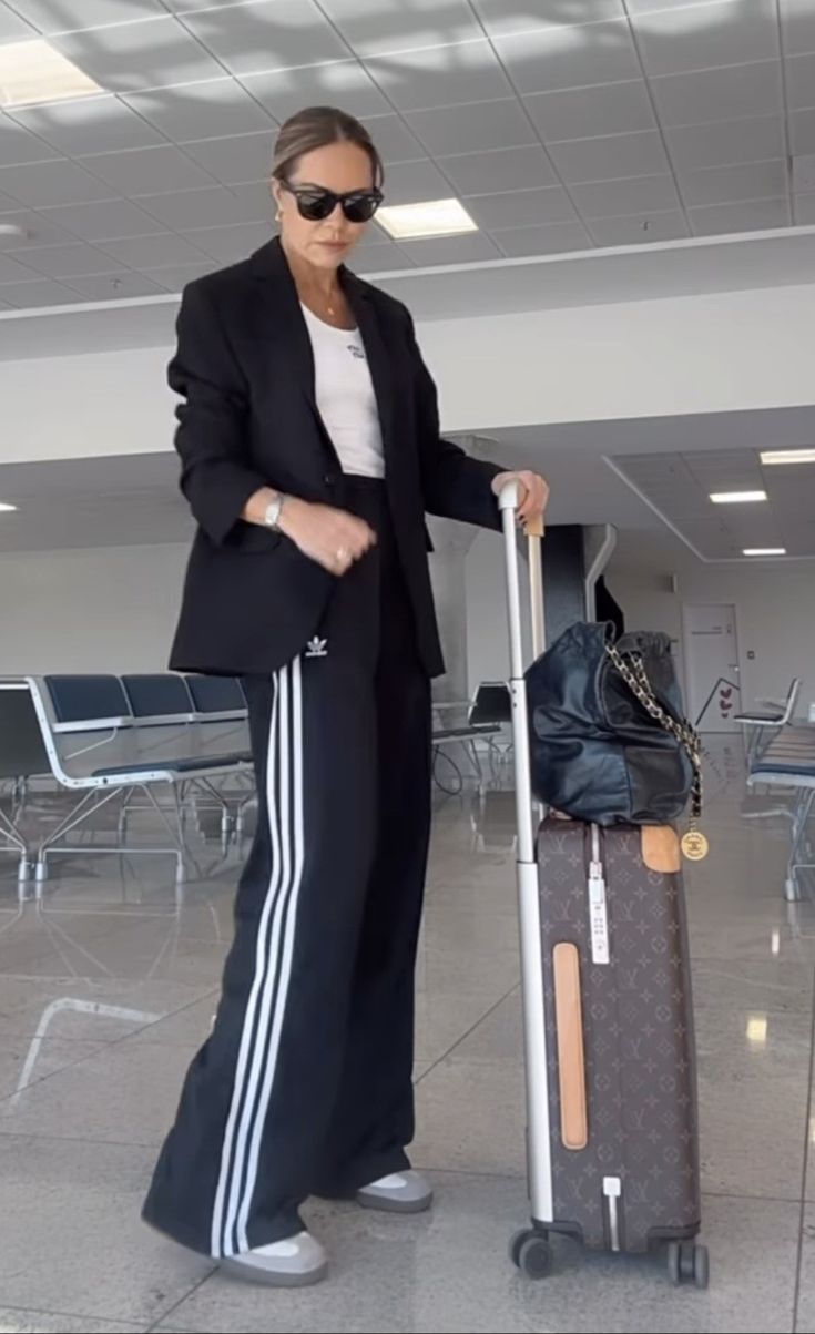 Blazer And Tracksuit Outfit, Oversized Track Pants Outfit, Wide Leg Side Stripe Trousers Outfit, Edgy Sporty Outfits Chic, Sport Travel Outfit, Track Pants And Blazer Outfit, Sporty Chic Outfits For Work, Track Pants Winter Outfit, Sporty Corporate Outfit