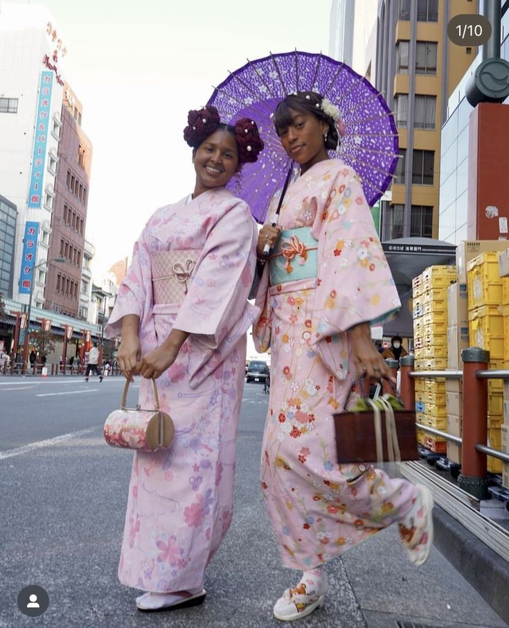 Inspirations and ideas of types of kimono and yukata for foreigners wear / kimono and yukata that matches suit to foreigners Kimono And Yukata Difference, Kimono Festival Outfit Japan, Kimono Black Woman, Japanese Pajamas Traditional, Kimono Outfit Women, Japanese Yukata Women, Yukata Aesthetic, Japanese Kimono Outfit, Japanese Fashion Aesthetic