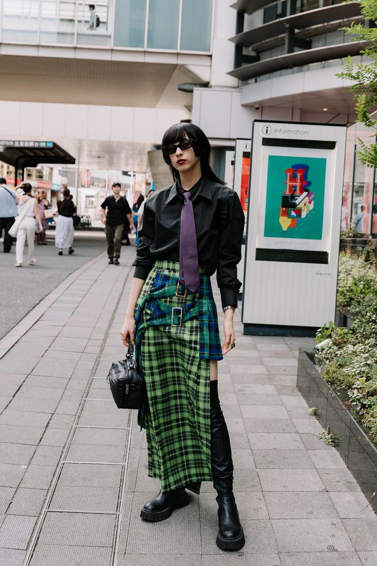 Japan Street Outfit, Enby Outfits, Tokyo Fashion Street, Tokyo Fashion Week Street Styles, Maximalist Outfit, Tokyo Spring, Punk Street Style, Tokyo Fashion Week, Outfits Edgy