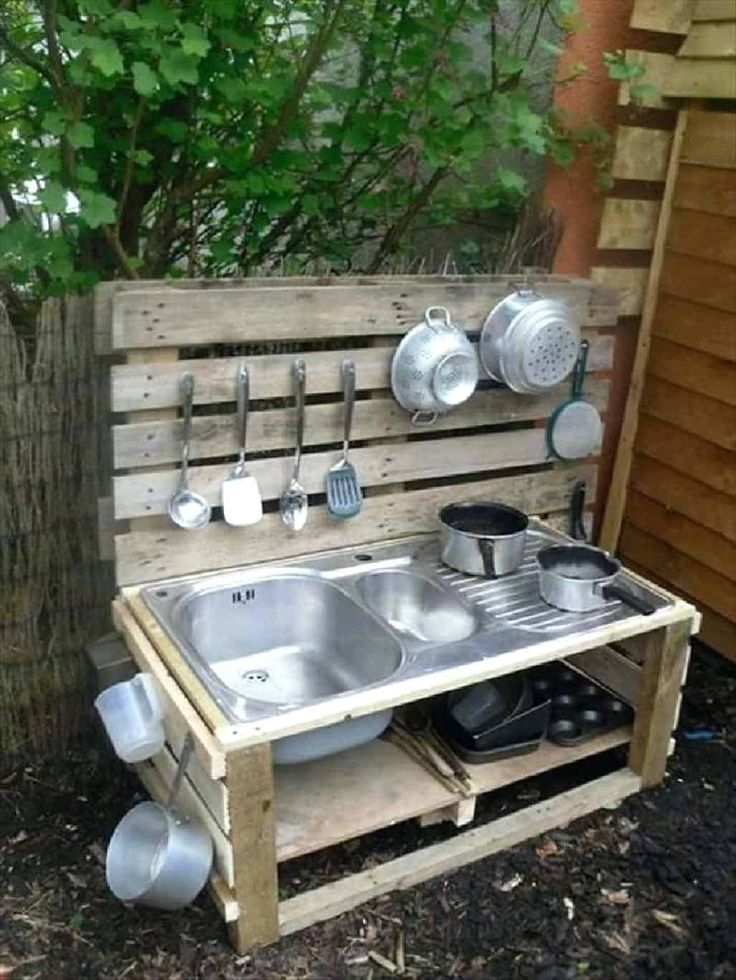 an outdoor kitchen made out of wooden pallets