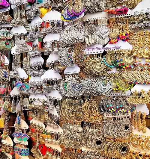 10 Best Fashion Street Shopping Places In Mumbai Fashion Street Mumbai, Places In Mumbai, Mumbai Fashion, Street Shopping, Indian Jewelry Earrings, Antique Jewellery Designs, Jewelry Set Design, Estilo Hippie, Silver Jewellery Indian