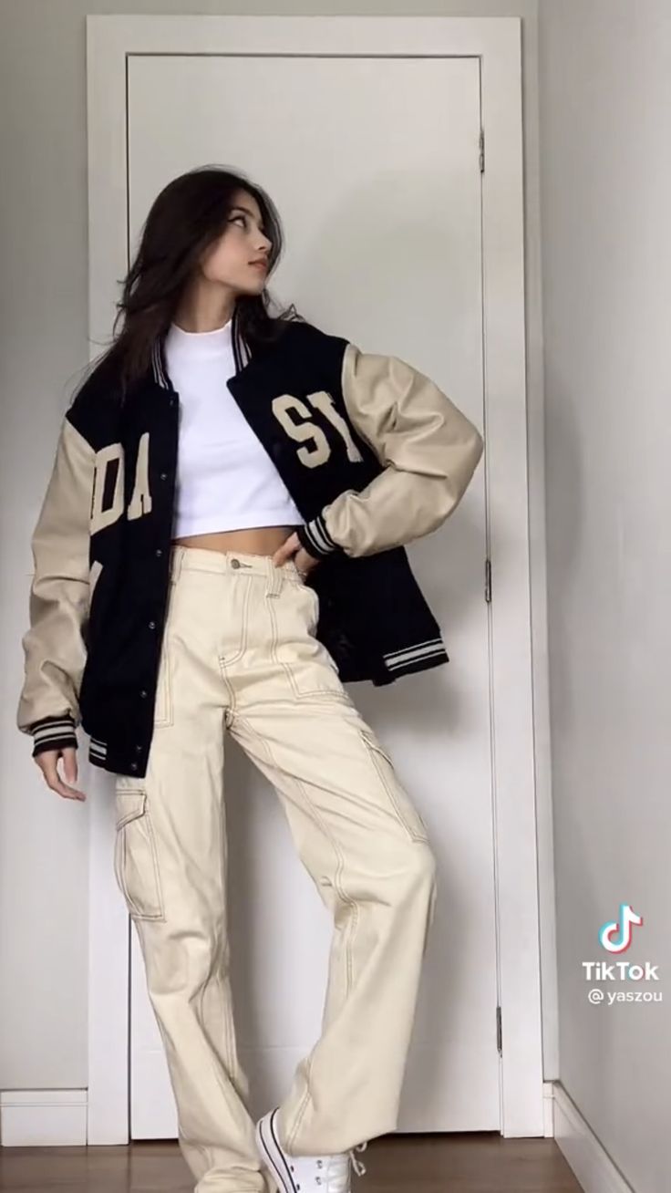 School Tour Outfit, Varsity Jacket Outfit Aesthetic, College Jacket Outfit, Varsity Jacket Outfit Women, Style Varsity Jacket, Zoo Outfit, Varsity Jacket Outfit, Winter Jacket Outfits