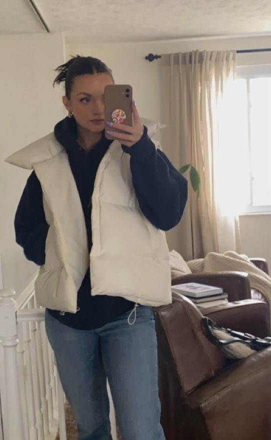 Big Puffer Vest Outfit, White Vest Winter Outfit, Creme Puffer Vest Outfit, White Vest Aesthetic, Puffer Vest Outfit Beige, White Gillet Outfits, Creme Vest Outfit, Outfits With White Vest, No Sleeve Puffer Jacket Outfit