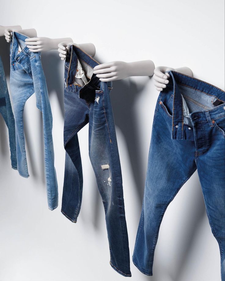 Pants Display, Denim Display, Denim Bar, Denim Jeans Ideas, Spring Display, Fashion Displays, Art Studio Design, Jeans Store, Clothing Packaging