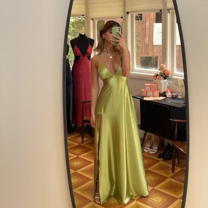 Bridesmaid Dresses Fashion, Maxi Dress Satin Green, Open Back Green Dress, Bright Green Formal Dress, Wedding Guest Dress Open Back, Green Silk Dress Prom, Light Green Prom Dress Long, V-neck Satin Prom Dress, Satin Dresses Green