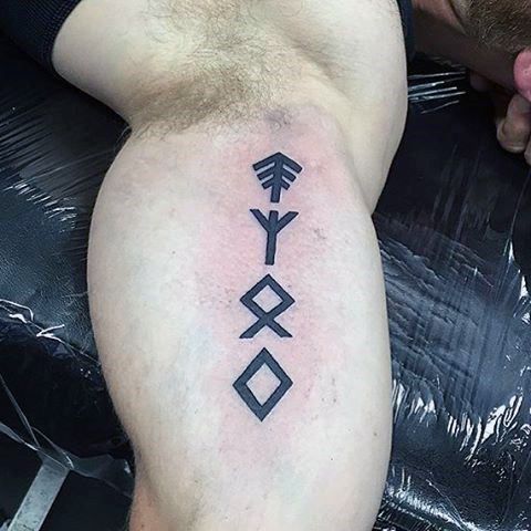 a man with a tattoo on his leg that has an arrow and the word yodo written in black ink