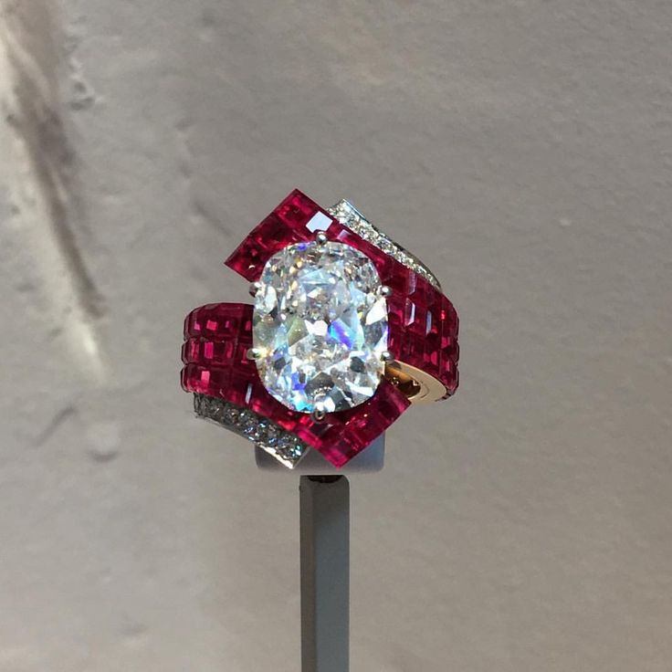 Van Cleef and Arpels #treasureofrubies @vancleefarpels Lux Jewelry, Red Carpet Jewelry, Jewelry Beauty, Rose Gold Engagement Ring Vintage, Amethyst Studs, Cushion Engagement Ring, Van Cleef And Arpels, Engagement Ring For Women, Garnet Earrings