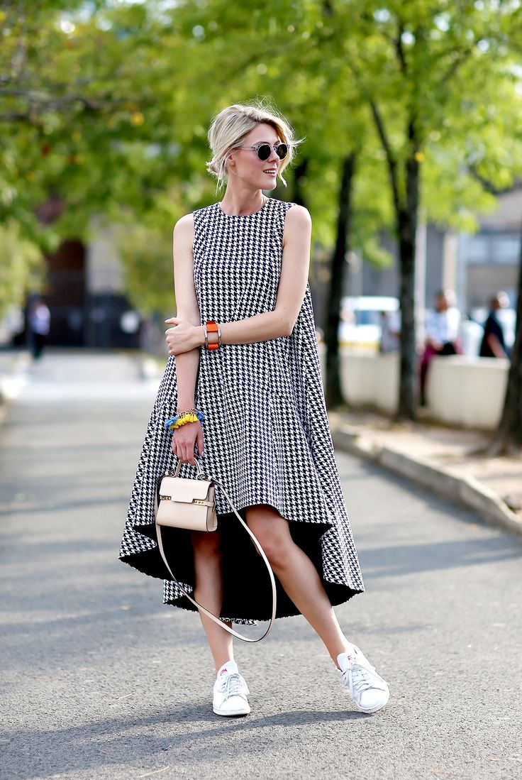 Get Sofie valkiers look: Round sunglasses, checkered dress and Adidas Stan Smith trainers Loving the... Dress And Sneakers Outfit, 60 Dress, Sneakers Street Style, Checkered Dress, Houndstooth Dress, Winter Mode, Comfy Dresses, Maxi Robes, Sport Dress