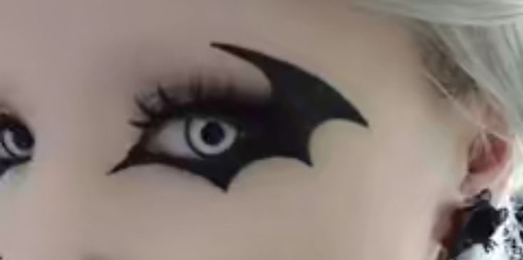 Bat Eyeliner, Goth Eyeliner, Bat Makeup, Eyeliner Inspiration, Goth Eye Makeup, Makeup Drawing, Halloween Eye Makeup, Graphic Makeup, Halloween Makeup Inspiration