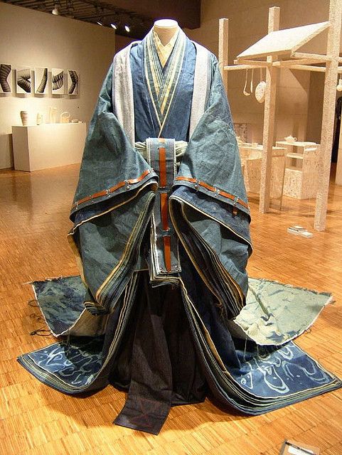 Jūnihitoe is only for women to wear. This is the Japanese tradition clothing that come at 10th century. This is the most expensive Japanese tradition cloth. Japanese Traditional Clothing, Heian Era, Japanese Costume, Mode Kimono, 일본 패션, Beautiful Kimonos, Japanese Textiles, Japanese Outfits, Recycled Denim