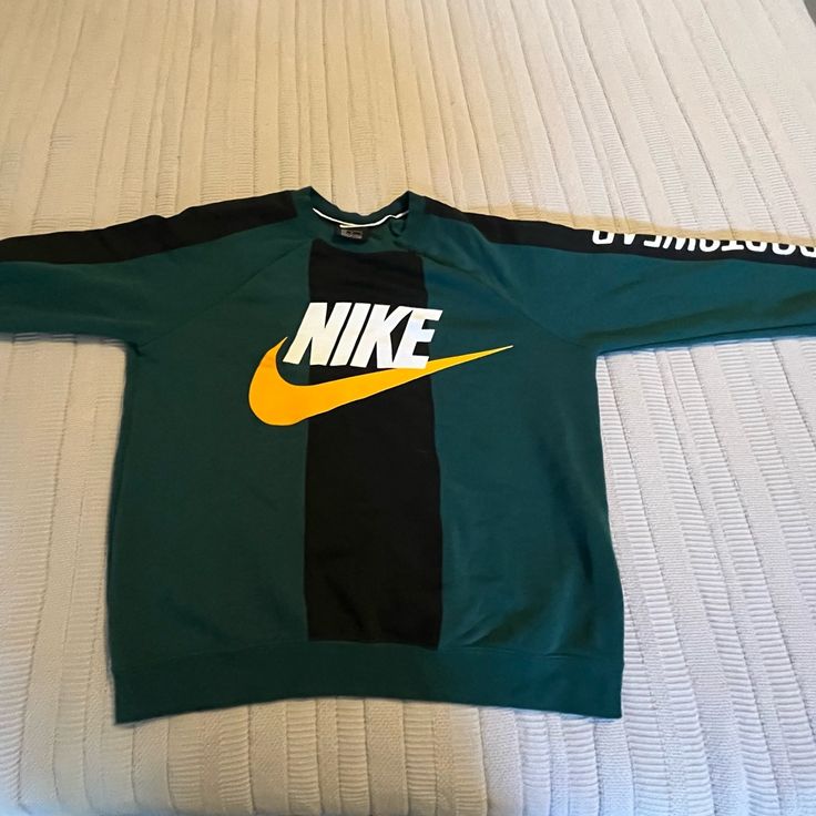 Good Condition, Never Worn Nike Sportswear Crewneck Sweatshirt. You’ll Be King Of The Playground Or Queen Of The Cafeteria With This Sweatshirt That Lets Everyone Know You Only Hangout With Winners. Green Sporty Hoodie With Ribbed Cuffs, Sporty Fleece T-shirt For Streetwear, Nike Crew Neck Hoodie For Gym, Nike Sweatshirt With Logo For Streetwear, Varsity Long Sleeve Sports T-shirt, Sporty Crew Neck Sweater With Logo Print, Green Cotton Sweater With Logo Print, Sporty Logo Print Sweatshirt For Fall, Fall Sporty Sweatshirt With Logo Print