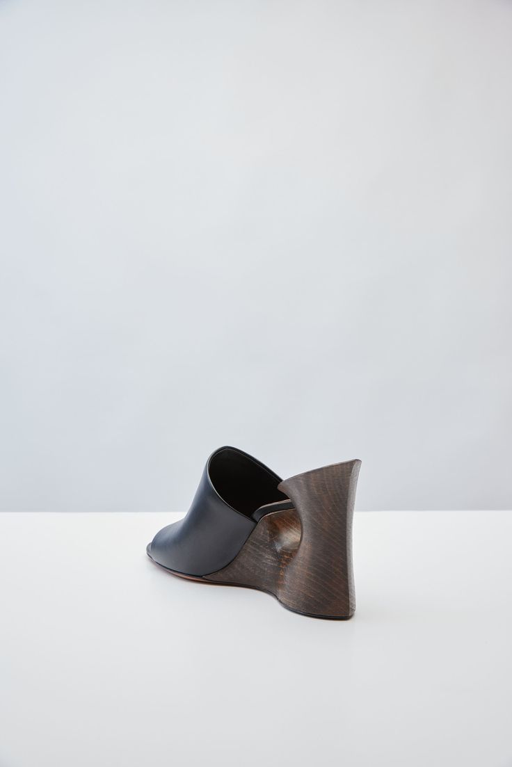 These mules from Alaïa's Pre-Fall 2024 collection are a testament to the house's craftsmanship with their hand-sculpted wooden base and their black calfskin upper. Candle Reading, Charlotte Chesnais, Craig Green, Scarf Shirt, Shirts For Leggings, Pleats Please Issey Miyake, Cape Coat, Marine Serre, Wooden Base