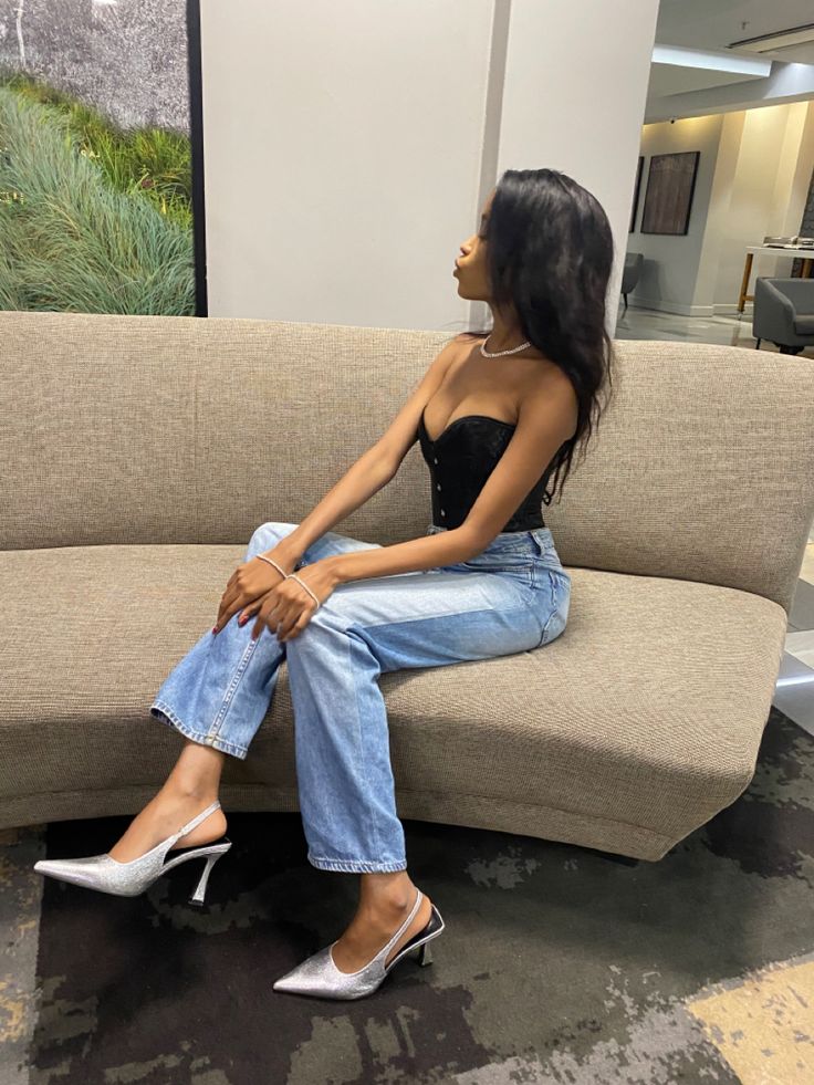 Silver Heels And Jeans Outfit, Silver Pointy Heels Outfit, Jeans And Pointed Heels Outfit, Silver Pointed Heels Outfit, Jeans And Pointy Heels Outfits, Pointy Toe Heels Outfit, Silver Shoes Outfit 2024, Outfits With Silver Heels, Chrome Heels Outfit