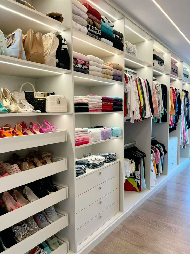 Good Wardrobe Vision Board, Organized Closet Aesthetic Walk In, Organized Closets Walk In, New Wardrobe Vision Board, Women Walk In Closet Ideas, Vision Board Ideas Organized, Organized Closet Walk In, Master Closet His And Hers Layout, Big Organized Closet