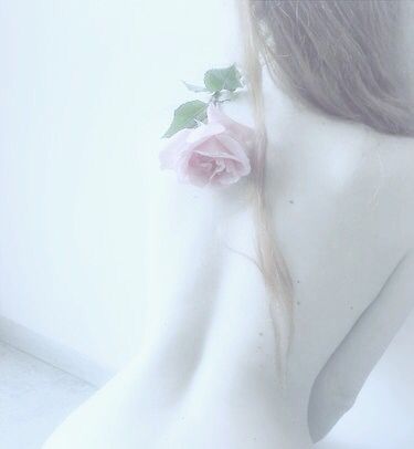 a pink rose is attached to the back of a mannequin's body