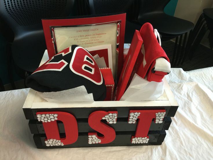 a pair of shoes sitting on top of a box with the word dst in it