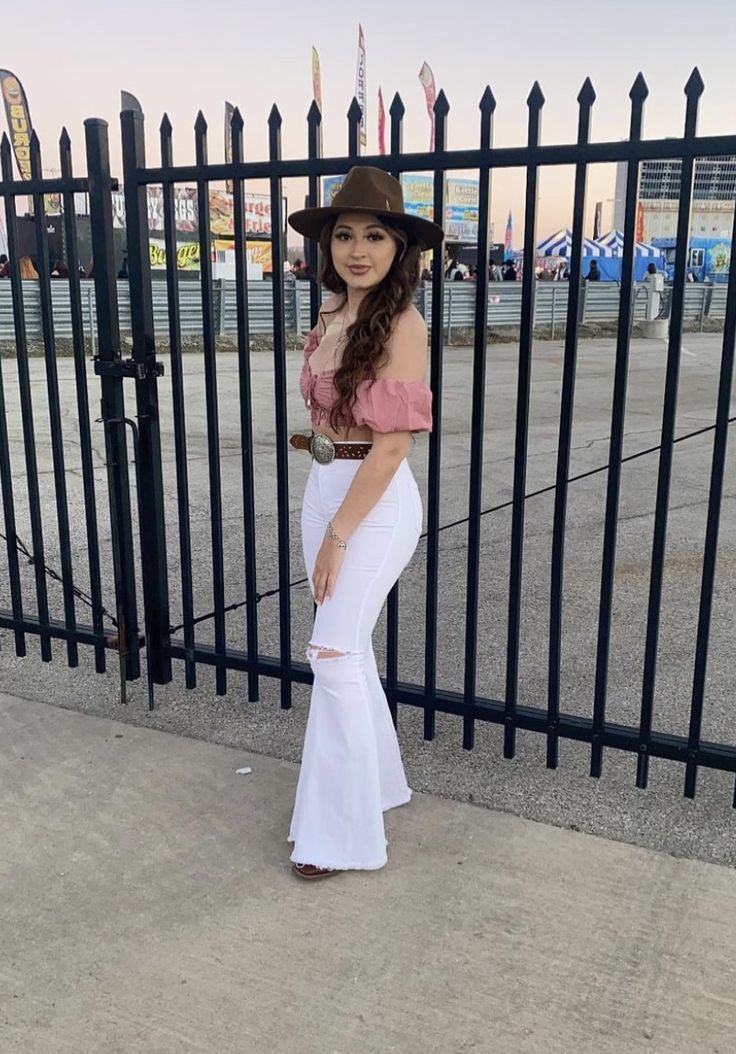 Vaquera Shorts Outfit, Outfits To Wear To A Quince, Vaquera Outfit Mexican Women, Jaripeo Outfits Mexican Women, Jaripeo Fits, Mexican Fits, Quince Fits, Western Birthday Outfit, Vaquera Outfit Mexican