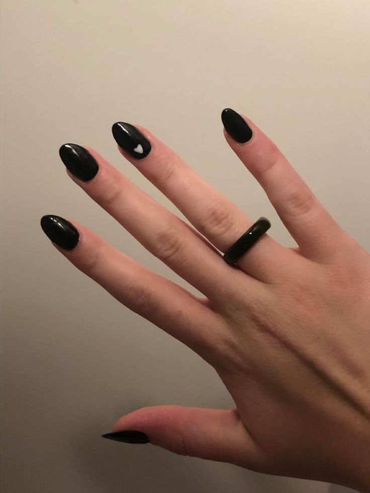 black nails Black Nails Mid Length, Black Nails No Acrylic, Shirt Black Acrylic Nails, Simple Short Black Nails, Black Oval Nails Short, Black Nails Painted, Simple Short Black Nail Ideas, Black Nails With Simple Design, Short Acrylic Black Nails