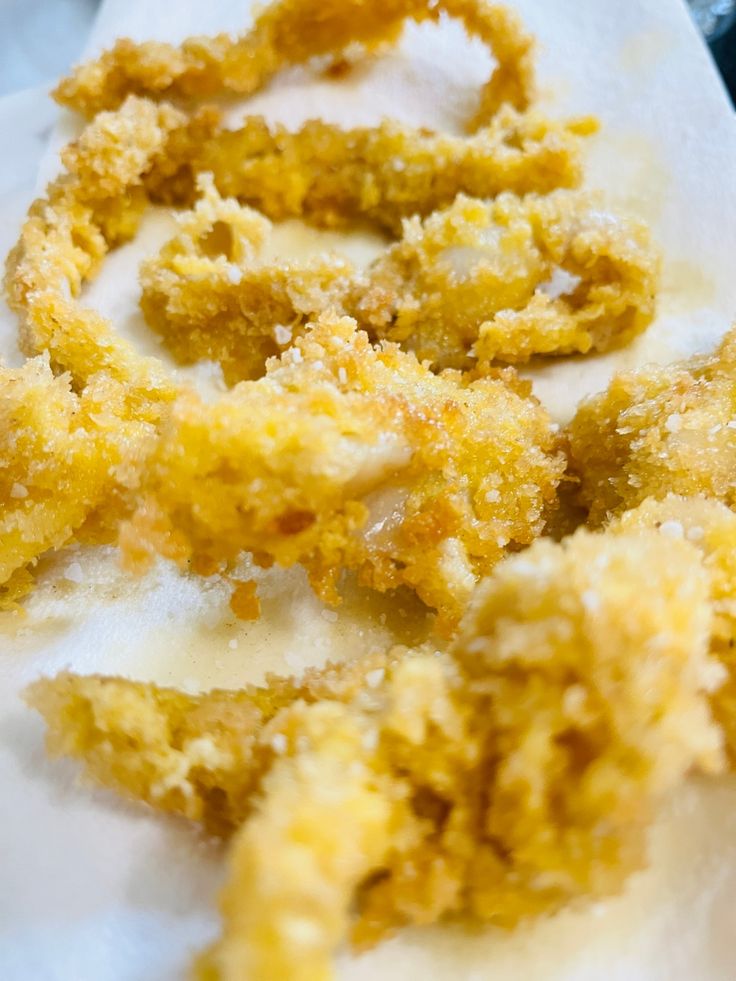 some fried food is sitting on a paper towel