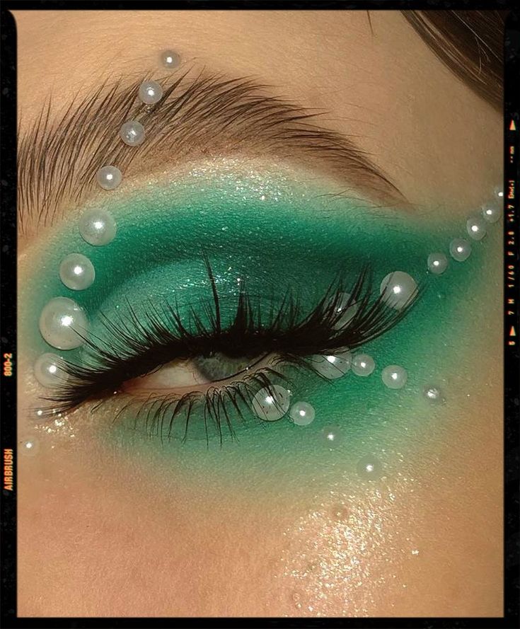 Rainbow Mermaid Makeup, Green Mermaid Eye Makeup, Green Mermaid Costume, Bubbles Eye Makeup, Green Siren Makeup, Mermaid Looks Make Up, Sea Turtle Makeup, Mermaid Makeup Purple, Green Pearl Makeup