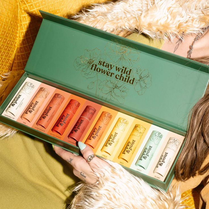 As seen on Oprah's Favorite Things 2021! Looking to go all out and get the full Poppy & Pout experience? Our Lip Balm Premium Gift Set features all 10 of our signature flower-powered lip balms. Each one is packed with fresh, natural flavor in an eco-friendly cardboard tube. This gift box features beautiful gold foil detail and is made of sturdy cardboard, so it's easy to recycle when you're finished. Includes:1 - Marshmallow Creme Lip Balm1 - Pink Grapefruit Lip Balm1 - Pomegranate Peach Lip Bal Wholesale Skincare Packaging, Cheap Cotton Gift Sets, Gift 4 Shop, Gift Wrapping Beauty Products, Xmas Gifts Skincare, Christmas Cosmetic Gifts, Small Holiday Beauty Gift, Beauty Gift Sets Photography, Christmas Branded Gifts