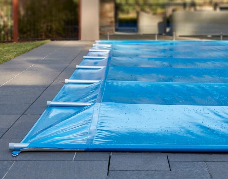 an inflatable swimming pool with blue tarps