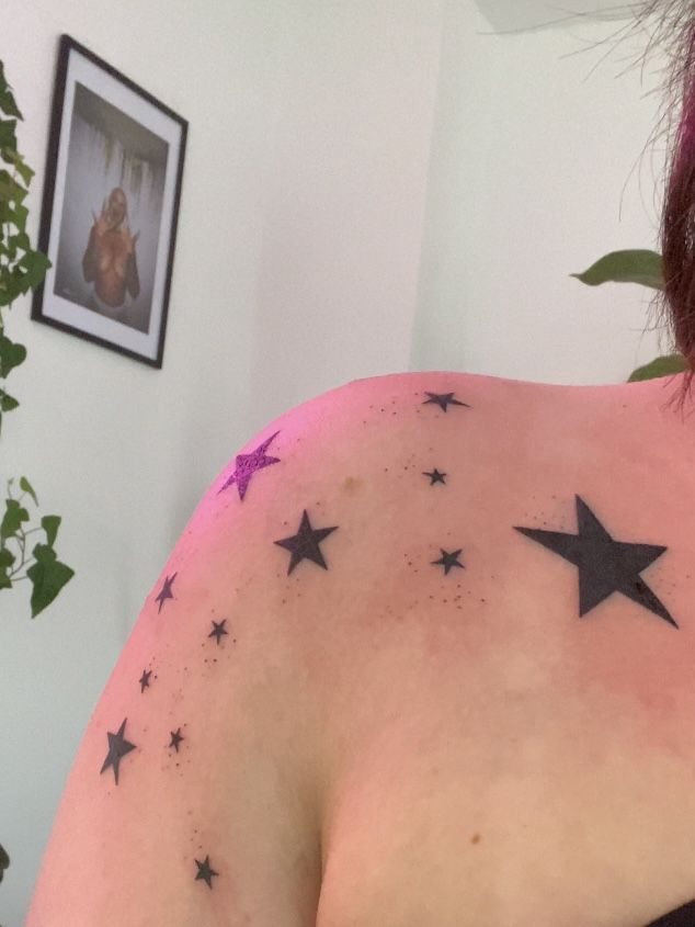 stars star tattoo on shoulder cute tattoos tattoo idea korean tattoo Star On Chest Tattoo, You Drew Stars Around Scars Tattoo Arm, Star Tattoos Shoulder, Stars Tattoo Arm, Stars On Shoulder Tattoo, Stars Shoulder Tattoo, Star Tattoo Placement, Star Tattoo Shoulder, Star Arm Tattoo