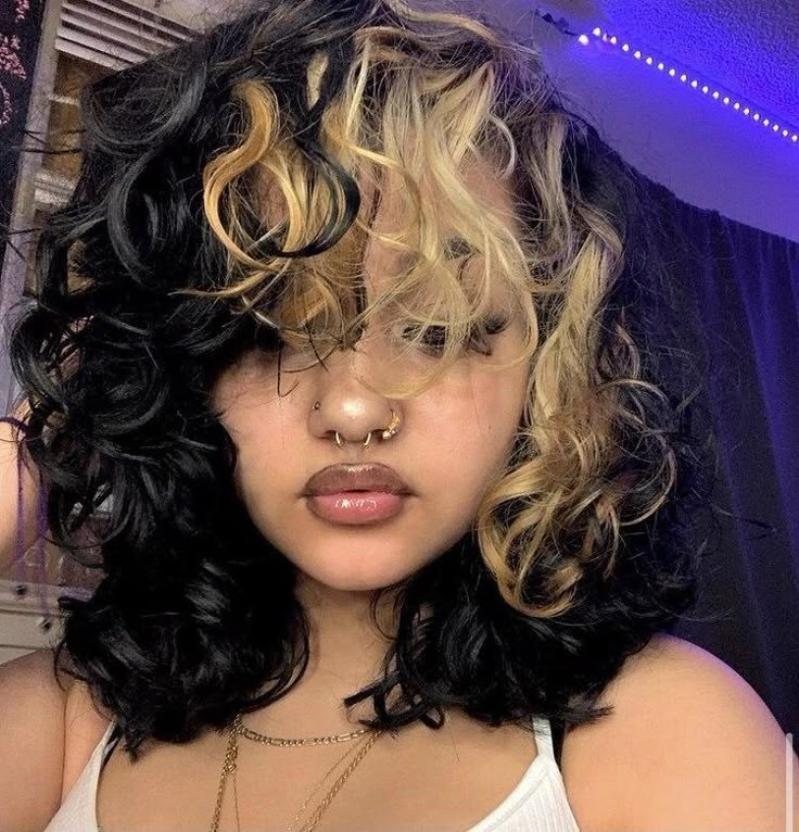 2c Curly Hair Color Ideas, Colored Bangs Curly Hair, Dipped Tips Hair, Split Dyed Curly Hair, Short Curly Hair Dye Ideas, Died Curly Hair, Skunk Hair Curly, Curly Dyed Hair, Color Block Hair