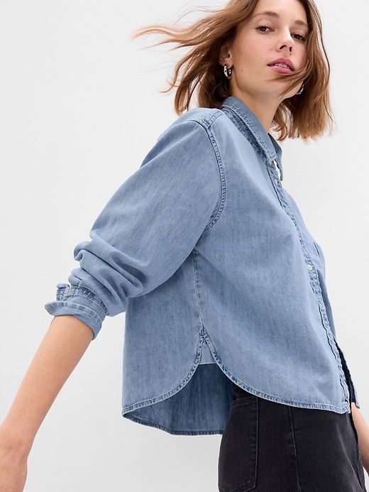 Cropped Denim Shirt Outfit, Cropped Button Up Shirt Outfit, Denim Shirt Outfits, Button Shirt Outfit, Chambray Shirt Outfits, Cropped Denim Shirt, Denim Shirt Outfit, Cropped Button Up Shirt, Casual Chic Outfits