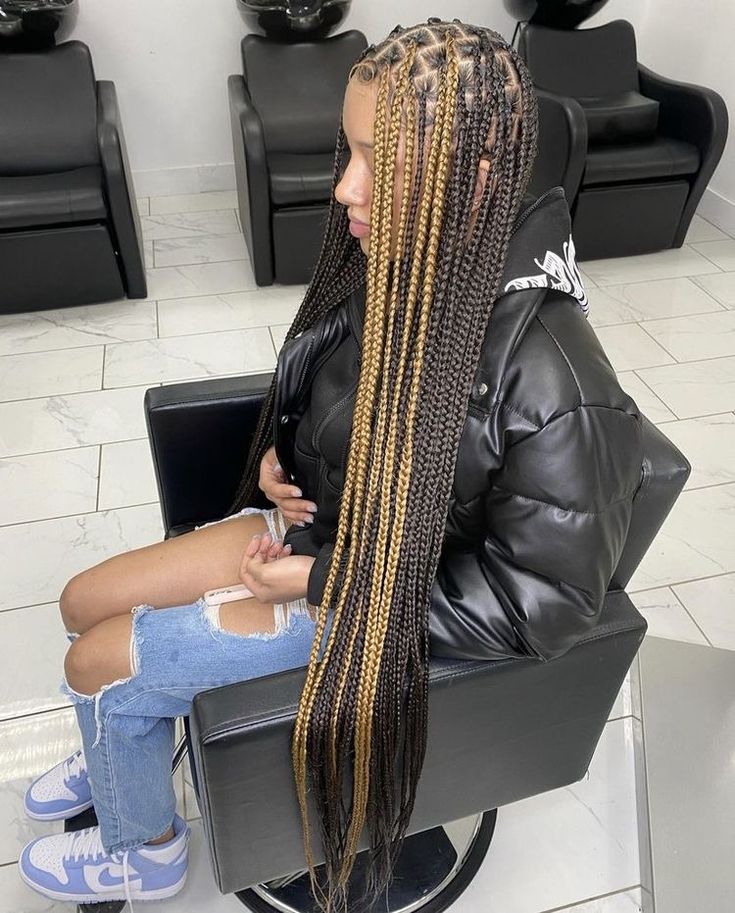 Black Brown Peekaboo Braids, Knotless Braids W Highlights, Yellow Peekaboo Hair Braids, Half And Half Color Knotless Braids, Medium Box Braids Long With Color, Sunk Stripe With Braids, Knotless Braids With Front Color, Knotless Box Braids With Skunk Stripe, Half Color Knotless Braids