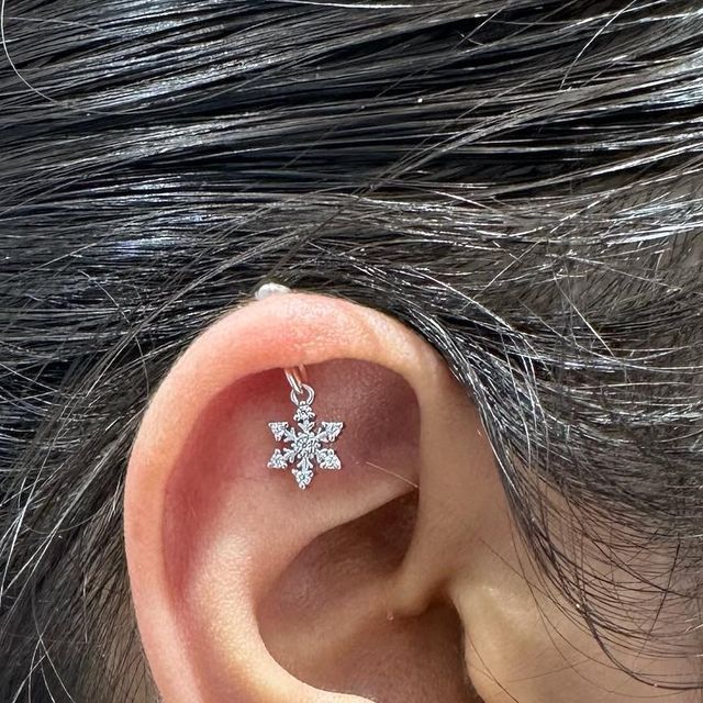 Stud Ear Piercing Ideas, Upper Ear Earrings Gold, Ear Koppu Designs, Upper Helix Earrings, Side Earings Design, Bugudi Ear Piercing, Bugadi Ear Piercing, Koppu Designs Gold, Bugdi Earring Design