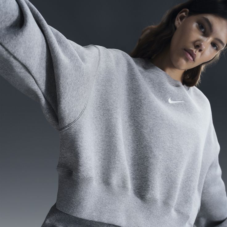 Grounded in style, comfort and versatility, meet our take on luxury loungewear. Our roomiest fit paired with exaggerated details (like the oversized pocket and taller ribbing) ensures this sweatshirt is anything but basic. All that's left to decide is whether to style it with the matching shorts or other pieces from your wardrobe. Nike Sweatshirts Women, Cropped Sweatshirt Outfit, Nike Sportswear Phoenix Fleece, Cute Sweats, Nike Crew Neck, Luxury Loungewear, Chrismas Gifts, Xmas List, Gym Inspo